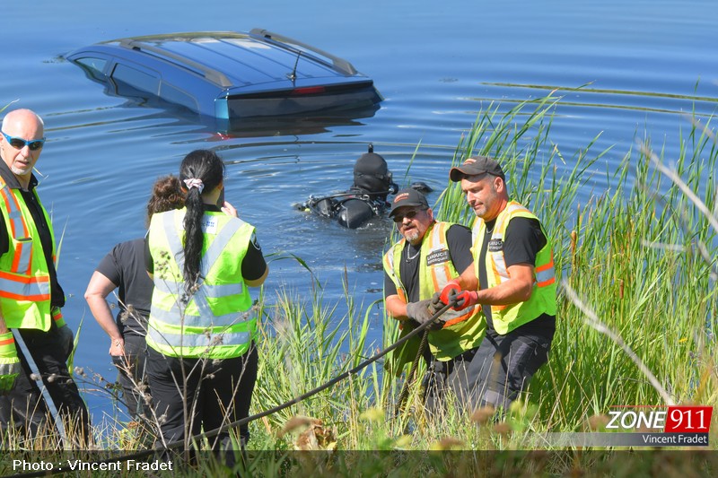 Québec : Accident inusité sur l'autoroute Laurentienne un véhicule tombe dans un lac artificiel