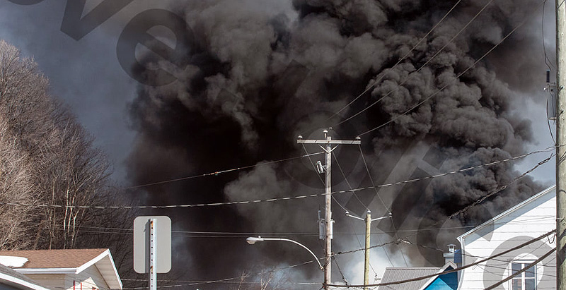DERNIÈRE HEURE - Incendie majeur à Château-Richer - Trois bâtiments touchés