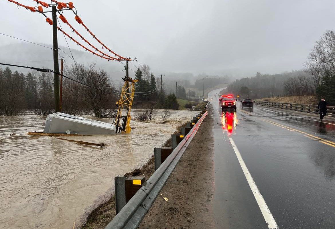 Inondations - Deux pompiers emportés par une rivière à Saint-Urbain 
