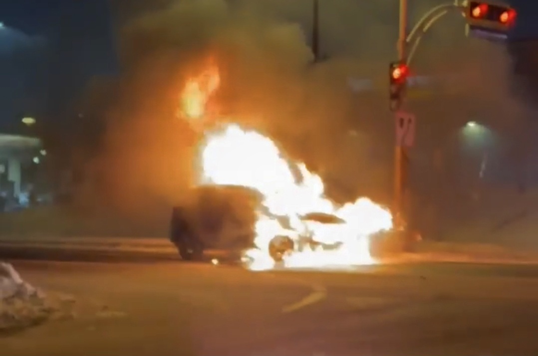 Voici des images d'un véhicule en feu à Lévis 