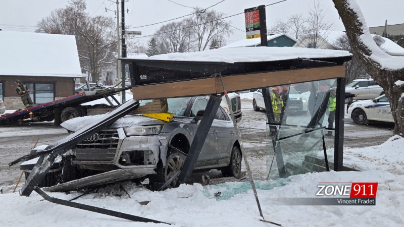 Accident : un véhicule termine sa course dans un abribus du RTC