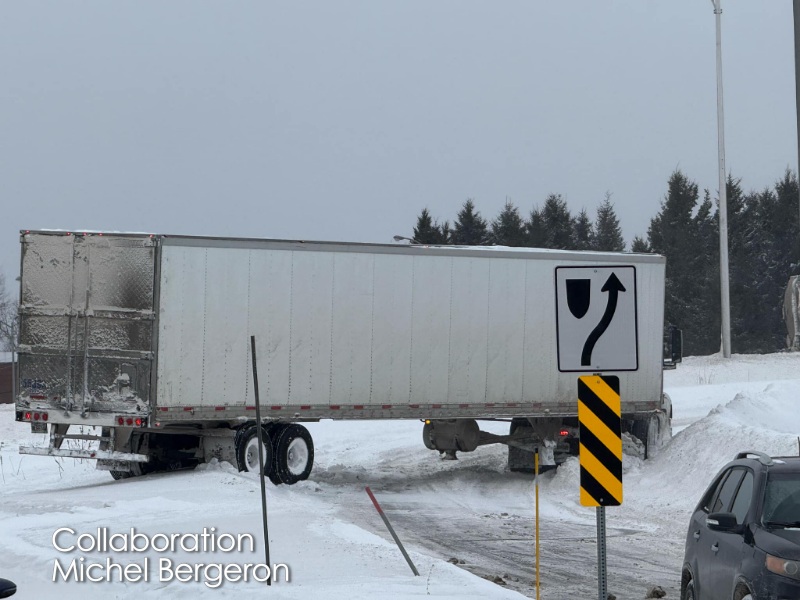 Québec secteur Beauport - Camion semi-remorque coincé dans une bretelle 