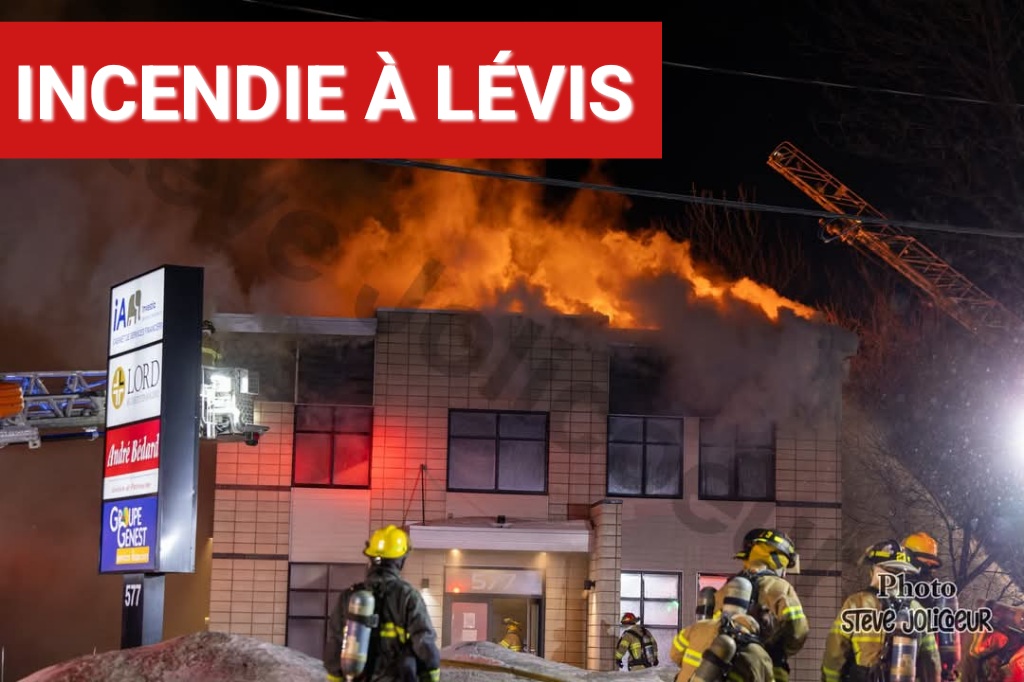 Incendie majeur dans un bâtiment commercial à Lévis 