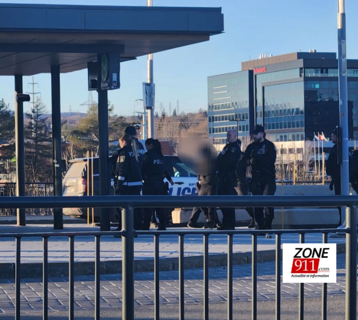 Intervention policière près des Galeries de la Capitale et une voiture s'engouffre dans un commerce
