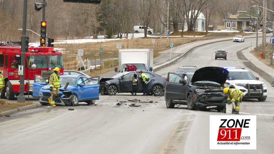 Accident impliquant trois véhicules à l'intersection du boulevard Saint-Jacques et de l'avenue Chauveau