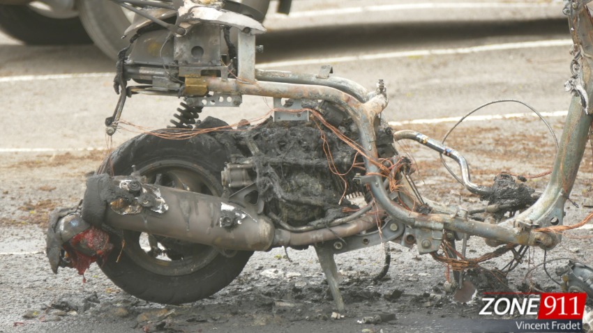 Une mobylette complètement en feu à Québec