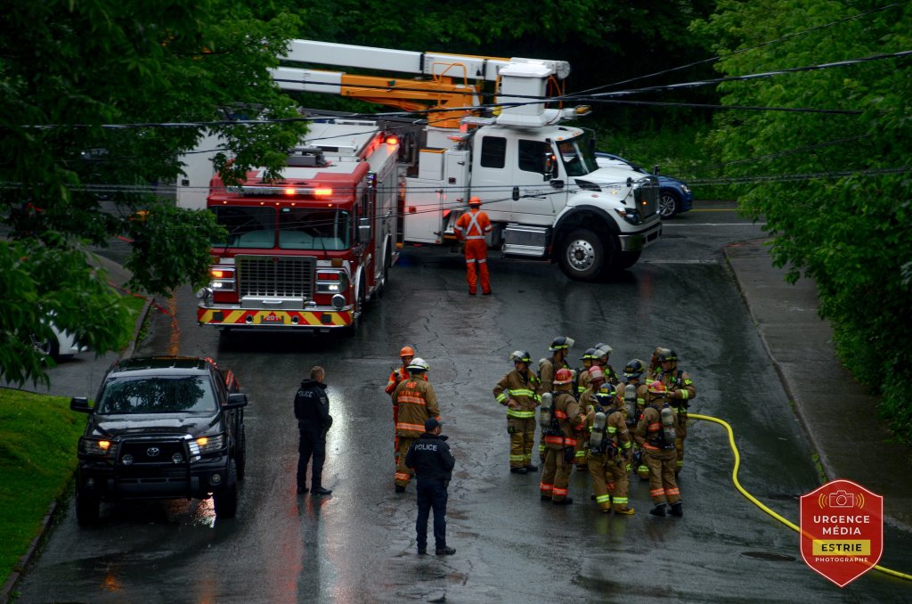 Deux pompiers blessés de Sherbrooke blessés lors d'une intervention incendie 