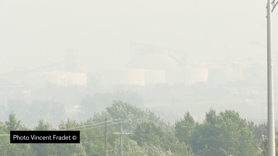 Une fumée blanche et une odeur  s’abattent sur Québec et autres régions de la province