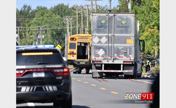 Collision majeure sur la route 271 : un camion semi-remorque percute une voiture et un autobus scolaire