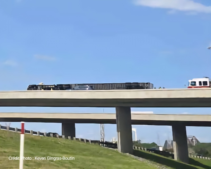 LÉVIS - Accident camion lourd renversé autoroute 73/20