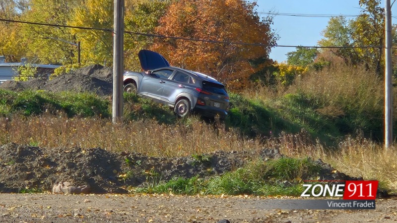Accident un automobiliste se retrouve sur une butte de terre 