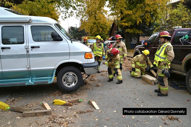 Québec - un homme s'est retrouvé coincé sous une camionnette