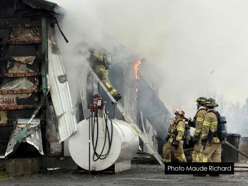 Incendie dans un bâtiment commercial à Lévis dans le secteur de St-Nicolas 