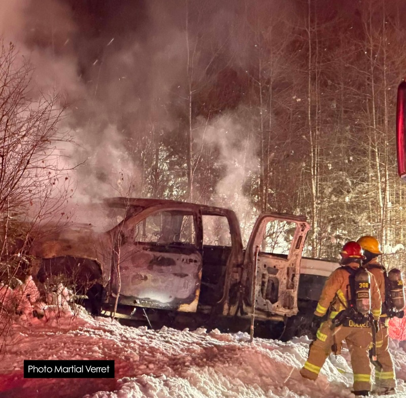 Québec - Une camionnette incendiée dans un secteur isolé du chemin de la Sagamité 