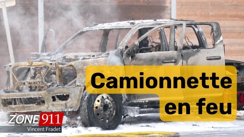 Une camionnette en flammes dans une bretelle de l'autoroute Henri-IV à Québec