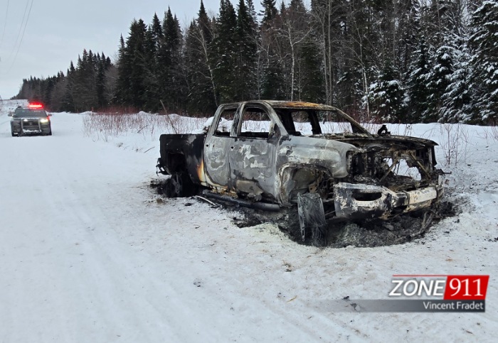 Un véhicule incendié sur une piste de motoneige 