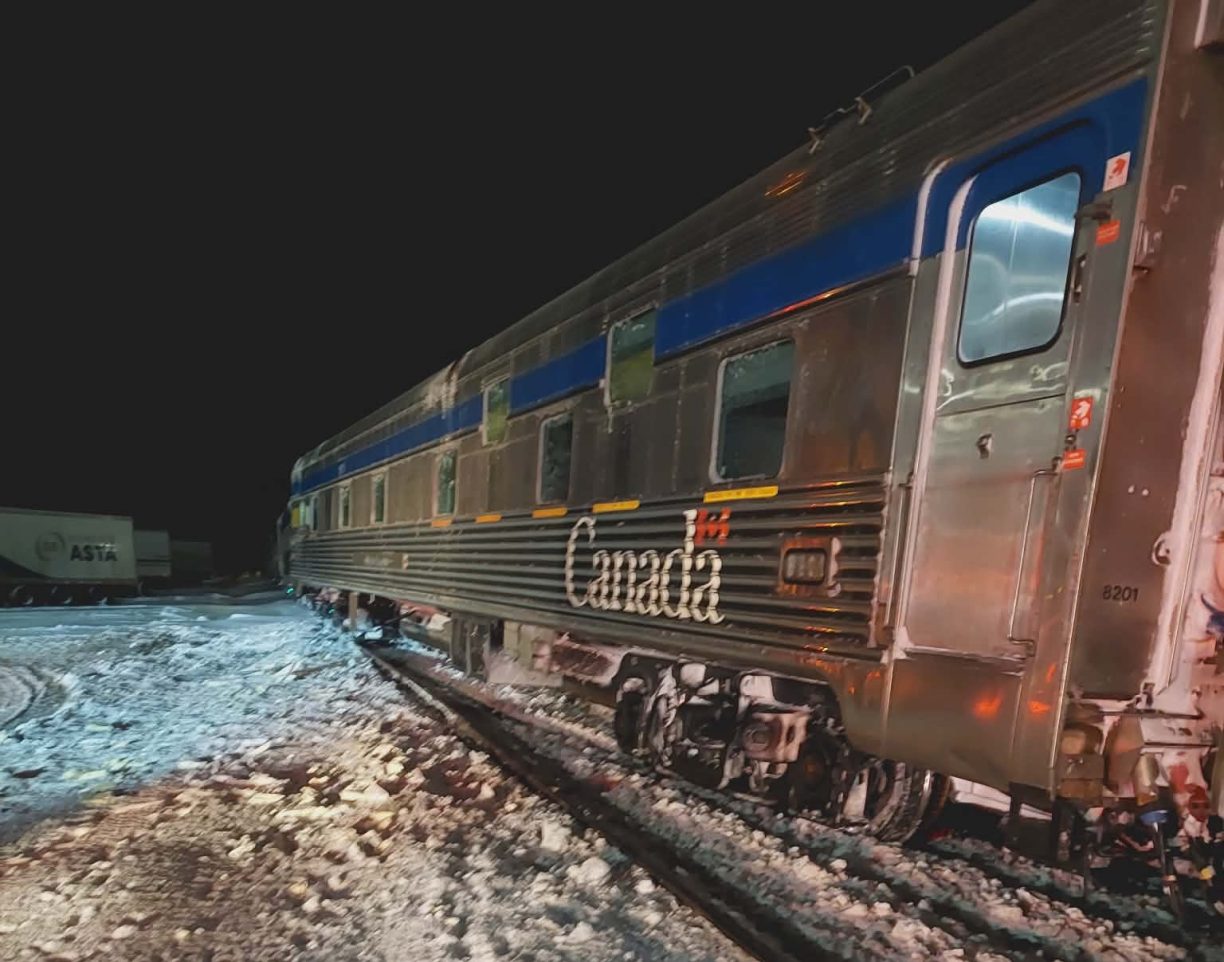Un train de VIA percute de plein fouet deux camions semi-remorque